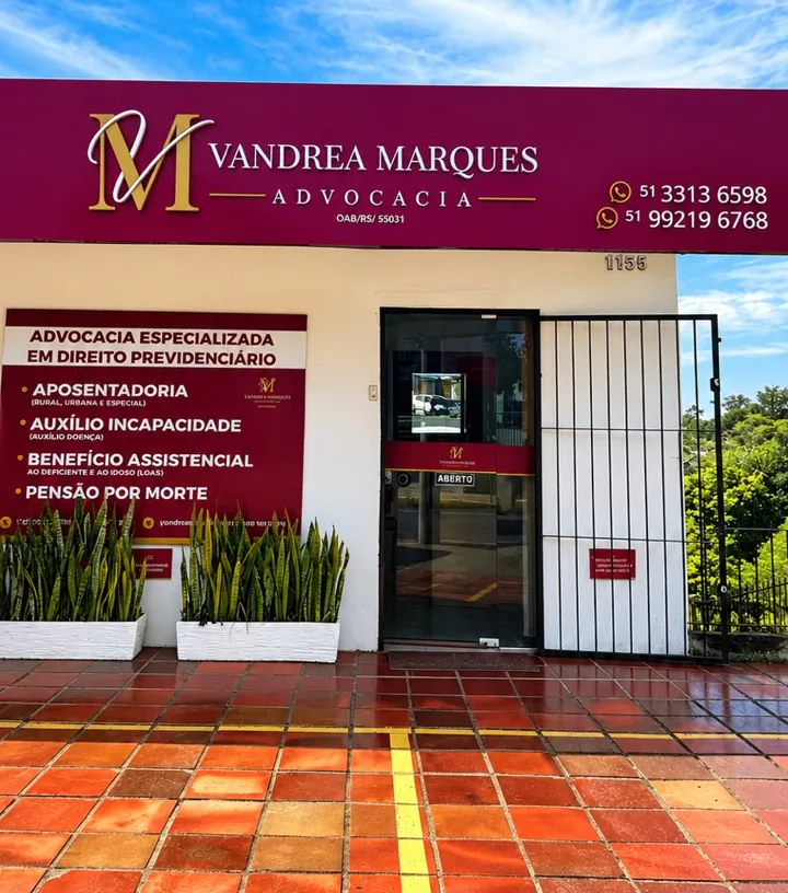 Fachada do escritório em Nova Santa Rita, com placa vinho e dourada